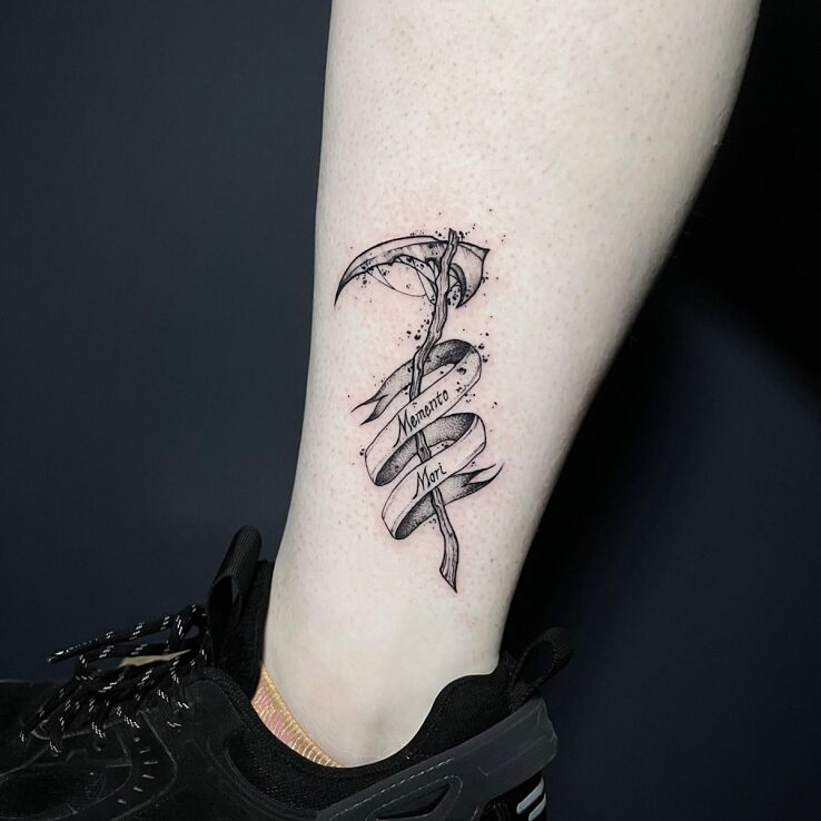 Tattoo Scythe memento mori calf ribbon in black and gray motif and graphic / illustrative style on the calf