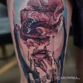 Tatuaż Serce na dłoni na nodze motyw: anatomiczne styl: realistyczne