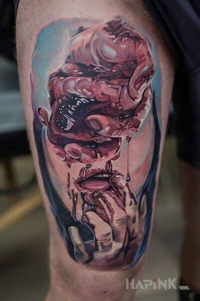 Tattoo Serce na dłoni in anatomical motif and realistic style on the leg