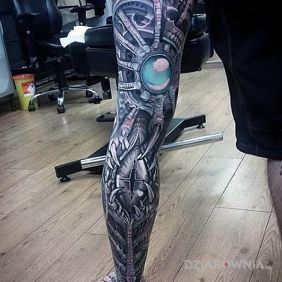 Tatuaż Mechaniczna noga na nodze motyw: 3D styl: biomechanika