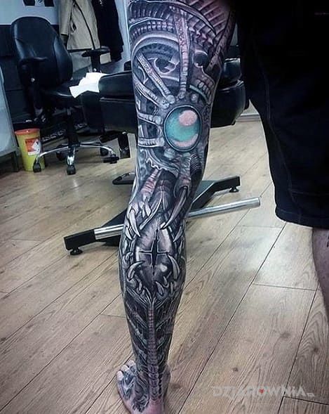 Tatuaż mechaniczna noga w motywie 3D i stylu biomechanika na łydce