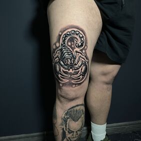 Tattoo Scorpio on the leg motif: black and gray style: realistic
