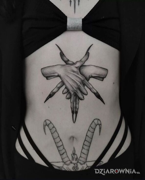 Tatuaż Pentagram ułożony z palców w motywie mroczne i stylu realistyczne na brzuchu