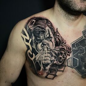 Tatuaż Dziecko każe milczeć na klatce motyw: twarze styl: realistyczne