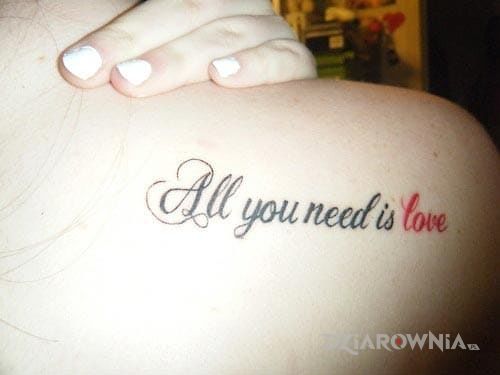 Tatuaż miłość i nic więcej w motywie napisy na łopatkach