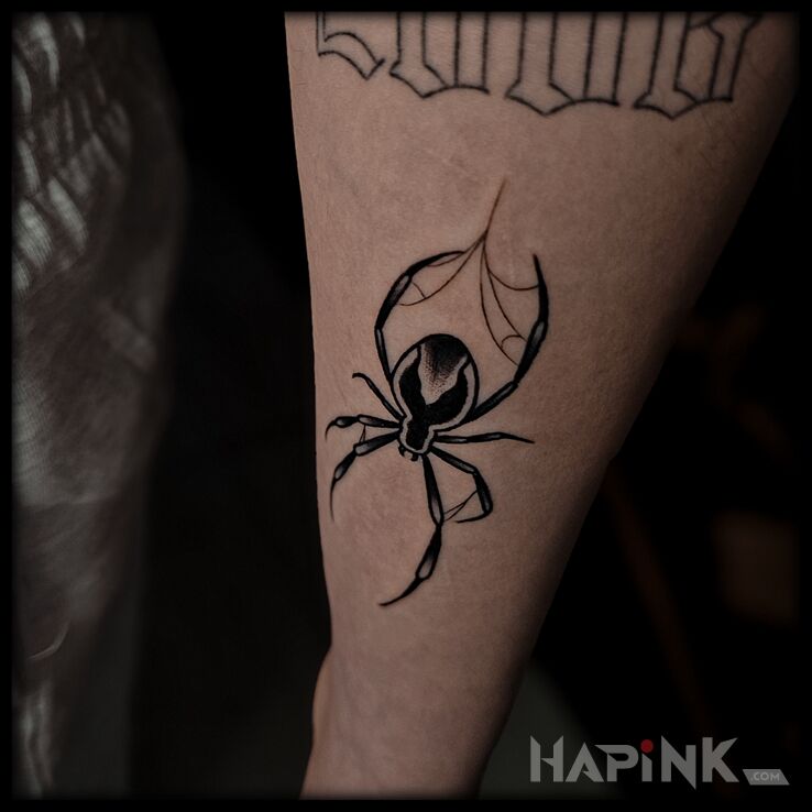 Tattoo Old-school spider in black and gray motif and oldschool style on the forearm