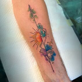 Tatuaż 🌄🏹 Strzała, przebijająca czas i przestrzeń 🏹🌄 na przedramieniu motyw: kolorowe styl: kontury / linework