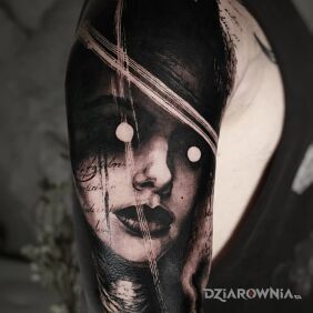 Tatuaż Puste ślepia na ramieniu motyw: twarze styl: realistyczne