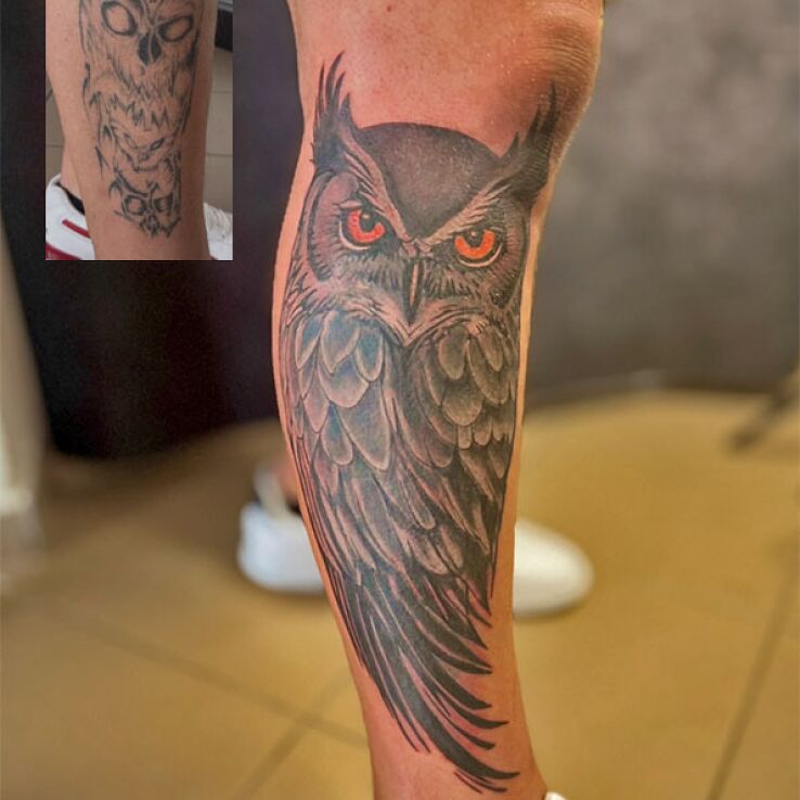 Tattoo Sowa jako cover na łyce in black and gray motif and realistic style on the calf
