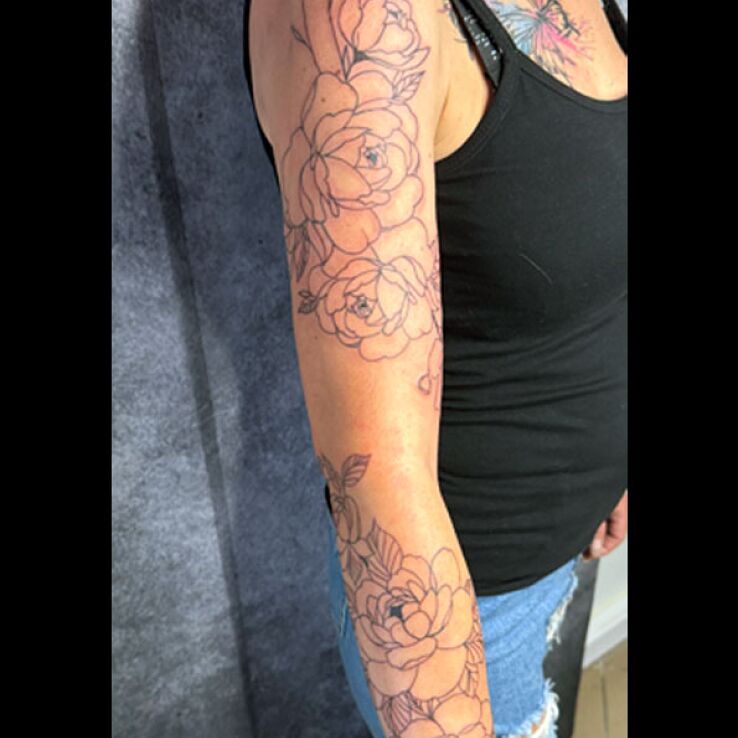Tattoo Pierwsza sesja początku rękawa z piwoni in floral motif and contour / linework style on the forearm