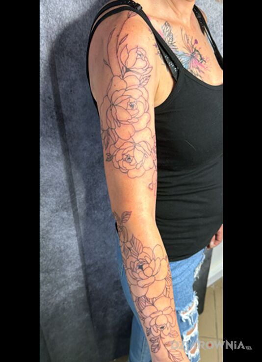 Tatuaż Pierwsza sesja początku rękawa z piwoni w motywie kwiaty i stylu kontury / linework na ręce