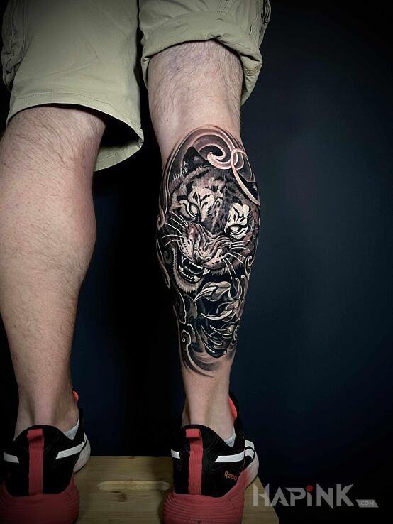 Tattoo Tiger in attack in animals motif and japanese / irezumi style on the calf