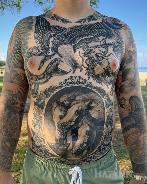 Tattoo Trzy konie i walka orła z wężem in animals motif and oldschool style on the collarbone