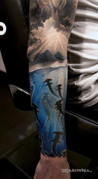 Tatuaż stado rekinow w motywie zwierzęta na ramieniu