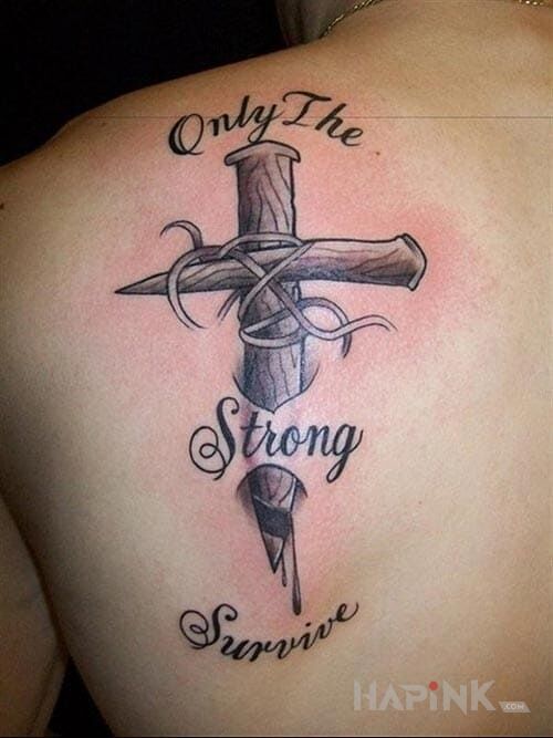 Tattoo Tylko silni przetrwaja in lettering motif on the shoulder blades