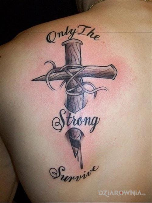 Tatuaż tylko silni przetrwaja w motywie napisy na łopatkach