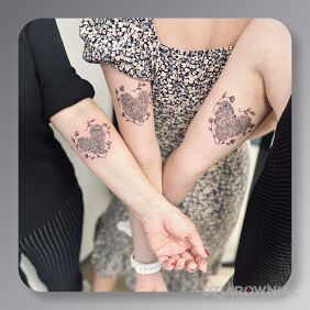 Tatuaż Mama z córkami na przedramieniu motyw: czarno-szare styl: kontury / linework