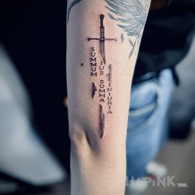 Tattoo „Summum ius, summa iniuria” – the highest law can be the greatest injustice On the arm style: graphic / illustrative