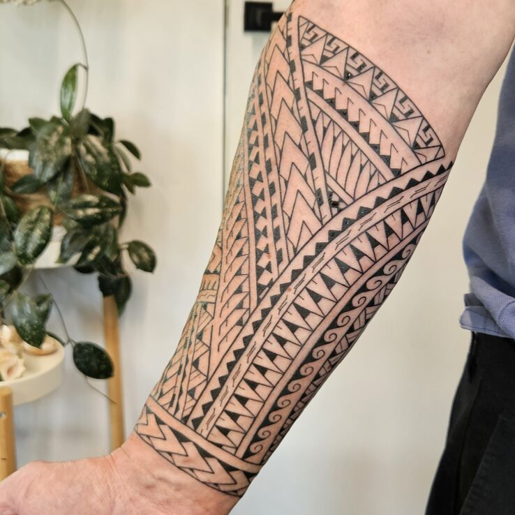 Tattoo Small samoa on the forearm in black and gray motif and Polynesian style On the arm