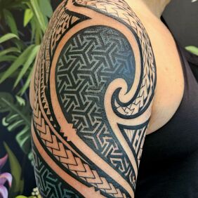Tatuaż Cover up na ramieniu na ramieniu motyw: cover up styl: geometryczne