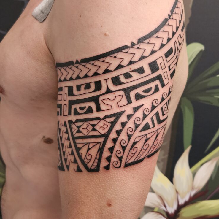 Tattoo Freehand arm tattoo for 1 session in ornaments motif and Polynesian style on the shoulder