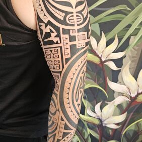 Tatuaż Rekaw w trakcie tatuowania na ramieniu motyw: pozostałe styl: polinezyjskie