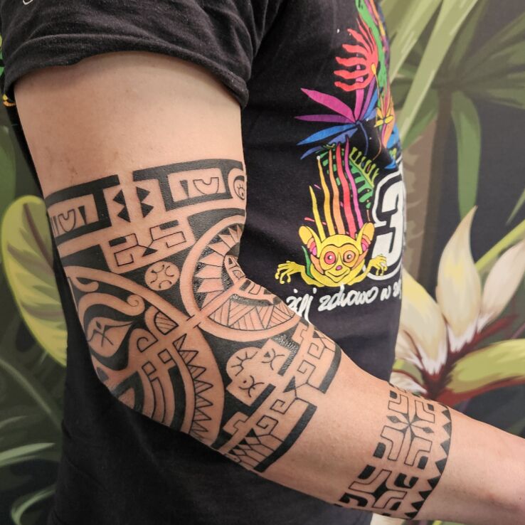 Tattoo Elbow and wrist band for 2 sessions in Polynesian style On the arm