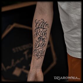 Tatuaż Get rich or die tryin' na ręce motyw: napisy styl: kaligrafia