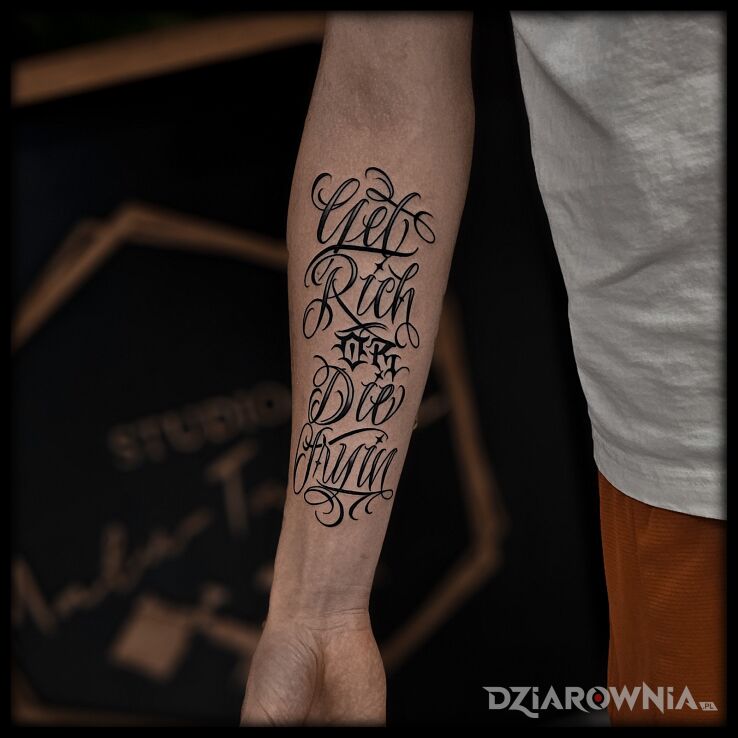 Tatuaż Get rich or die tryin' w motywie czarno-szare i stylu kaligrafia na ręce