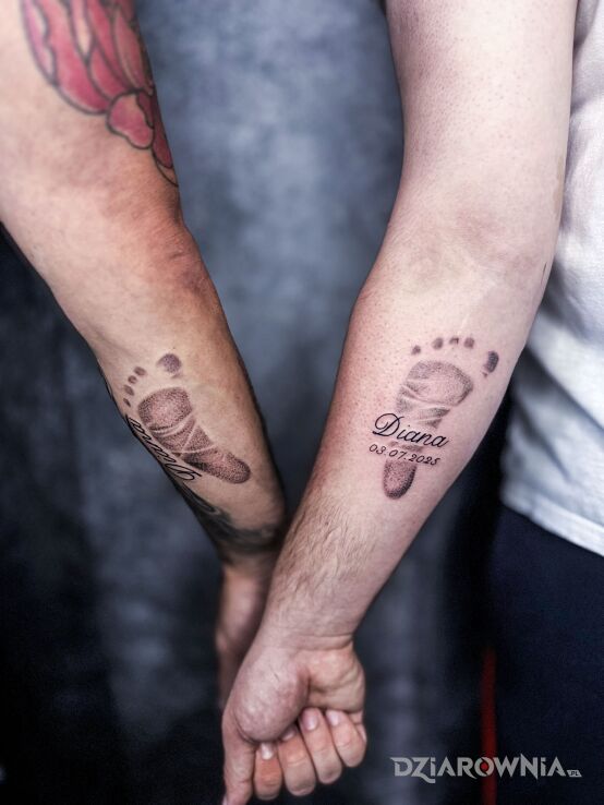 Tatuaż Pierwsze Kroki Diany uwiecznione na rękach Taty i Dziadka w motywie napisy i stylu dotwork na ręce