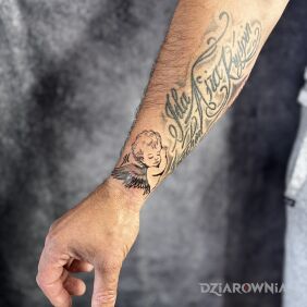 Tatuaż Aniołek upamiętniający nienarodzone dziecko na przedramieniu motyw: anioły styl: kontury / linework
