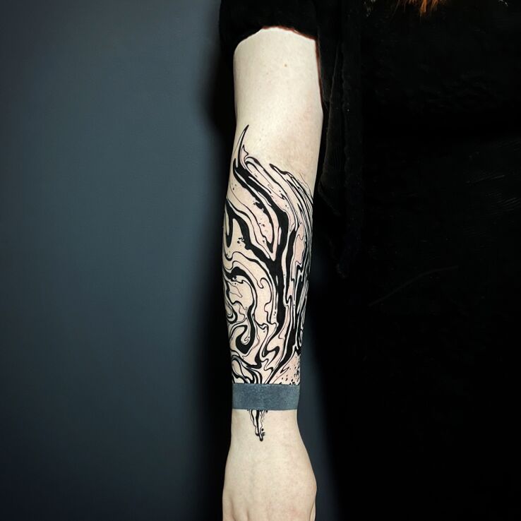 Tatuaż Mroczna abstrakcja przedramię w motywie pozostałe i stylu blackwork / blackout na ręce