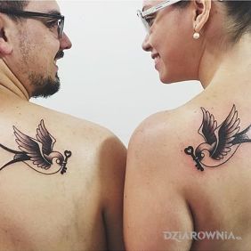 Tatuaż Dwa ptaszki na łopatkach motyw: zwierzęta