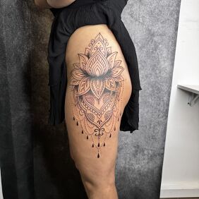 Tatuaż Mandala na udzie motyw: ornamenty styl: kontury / linework