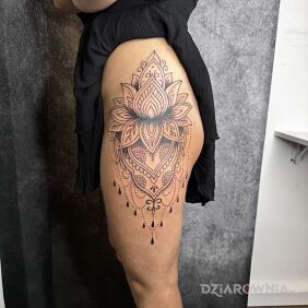 Tatuaż Mandala na biodrze motyw: mandale styl: kontury / linework
