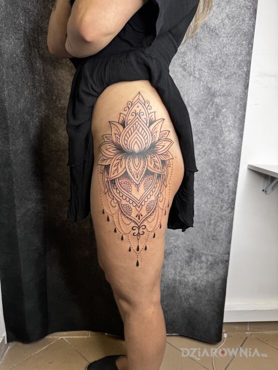 Tatuaż Mandala w motywie czarno-szare i stylu kontury / linework na biodrze
