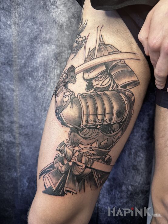 Tattoo Samurai in black and gray motif and japanese / irezumi style on the thigh