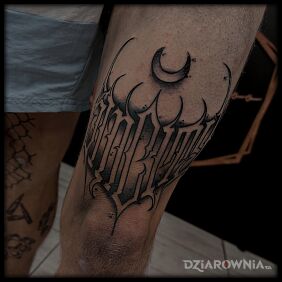 Tatuaż Sincity na nodze motyw: criminal lettering styl: graficzne / ilustracyjne