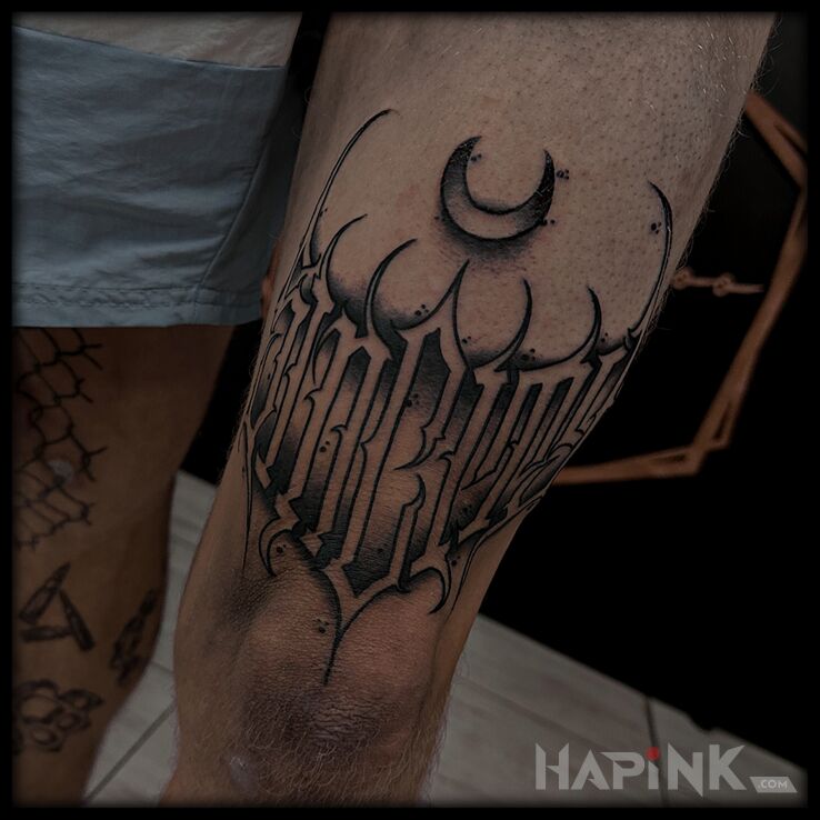 Tattoo Sincity in lettering motif and graphic / illustrative style on the leg