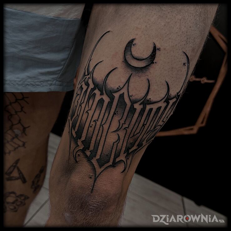 Tatuaż Sincity w motywie criminal lettering i stylu graficzne / ilustracyjne na nodze