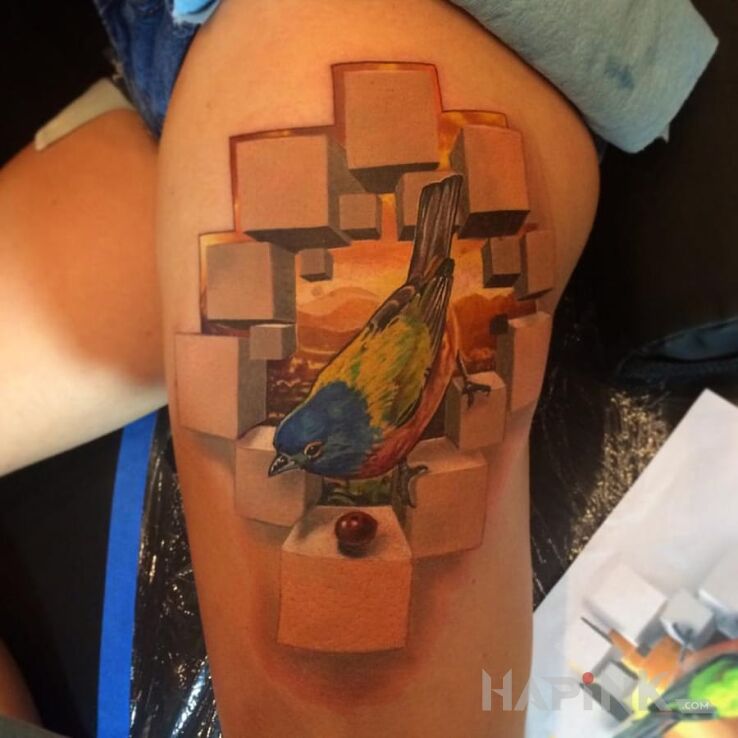 Tattoo Kolorowy ptak in animals motif and realistic style on the leg