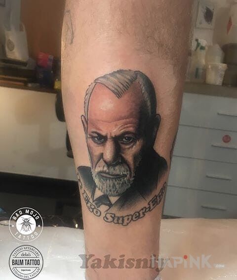 Tattoo Zygmunt Freud in characters motif on the leg