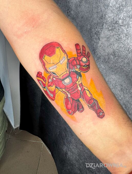 Tatuaż Kolorowy Ironman w motywie science fiction i stylu kreskówkowe / komiksowe na przedramieniu