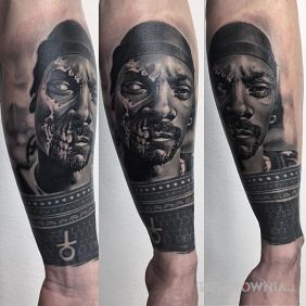 Tatuaż Snoop Dogg na przedramieniu motyw: twarze styl: realistyczne