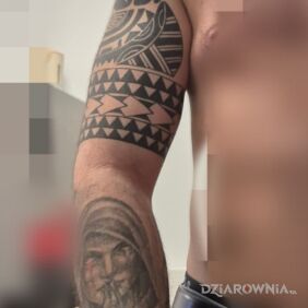 Tatuaż Proszę o pomoc w znalezieniu pomysłu w połączeniu na przedramieniu motyw: czarno-szare styl: realistyczne