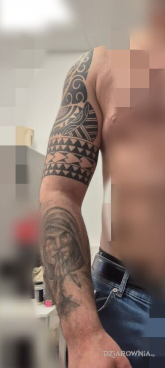 Tatuaż Proszę o pomoc w znalezieniu pomysłu w połączeniu w motywie czarno-szare i stylu realistyczne na ręce