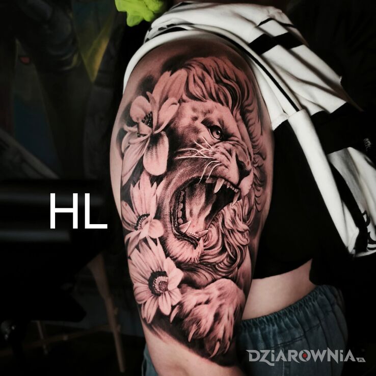 Tatuaż Lew w motywie czarno-szare i stylu realistyczne na ramieniu