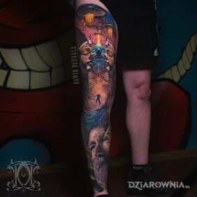 Tatuaż Starożytni kosmici na nodze motyw: kolorowe styl: surrealistyczne
