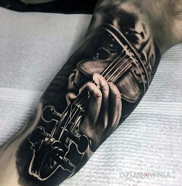 Tatuaż skrzypce w motywie 3D i stylu realistyczne na ramieniu