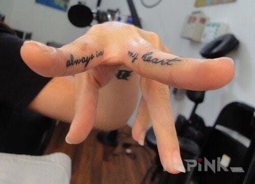 Tattoo Always in my heart in lettering motif on the fingers